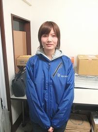 最も人気があります 新聞配達女